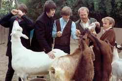Ca khúc 'God Only Knows' của The Beach Boys: Chỉ Chúa mới biếtBrian Wilson từng miêu tả God Only Knows như 'một tầm nhìn': 'Giống như bị mù, nhưng khi bị mù, ta lại thấy được nhiều hơn. Nhắm mắt lại, ta có thể thấy nơi hoặc điều gì đó đang diễn ra'. Là mộ