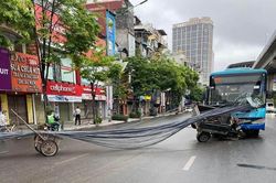 Hà Nội: Xe tự chế chở sắt thép đâm thủng xe buýt