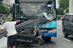Xe buýt bị bó sắt trên xe ba bánh đâm thủng đầu