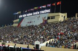 CĐV nước ngoài choáng ngợp vì sự cuồng nhiệt ở 'chảo lửa' Thiên Trường