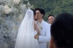 HOT: Ngô Thanh Vân và Huy Trần 'khóa môi' đầy lãng mạn, chính thức trở thành vợ chồng