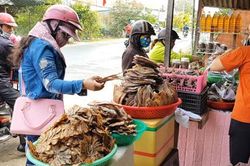 Lượng khô cá lóc bán ra tăng 20% trong dịp lễ