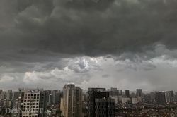 Cảnh báo mưa rào và dông trên khu vực nội thành Hà Nội