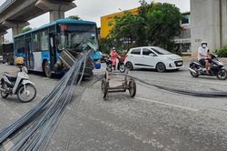 Xe tự chế chở sắt dài cả chục mét đâm xuyên đầu xe buýt