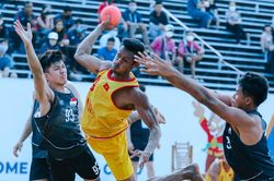 Bóng ném bãi biển Việt Nam chạm tay vào tấm HCV SEA Games