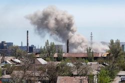 Ukraine nói xe tăng và pháo binh Nga tấn công nhà máy Azovstal