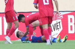 Cầu thủ U23 Lào cứu đối thủ khỏi nuốt lưỡi