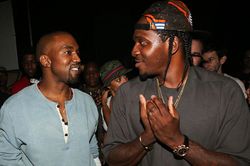 Thêm một kiệt tác hip hop: 'It's Almost Dry'Pusha T vừa có được No.1 đầu tiên của mình trên Billboard 200 khi It's Almost Dry ra mắt ở ngay đầu BXH. Album gặt hái được 55.000 đơn vị album tại Mỹ trong tuần kết thúc ngày 28/4, theo Luminate.