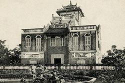 Ảnh = Ký ức = Lịch sử (Kỳ 30): Tòa 'biệt thự điên khùng' ở thành phố Hải PhòngTrên tấm bản đồ thành phố Hải Phòng đầu thế kỷ XX, tại địa điểm gần cầu Quay (Pont Tournant) và đường Lò Lợn (Rue de l'Abattoire) có một địa danh được ghi bằng 2 chữ tiếng Pháp 