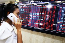 Hàng loạt cổ phiếu nằm sàn, VN-Index mất gần 60 điểm