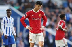 Ronaldo ở lại cứu MU nếu Ten Hag muốn