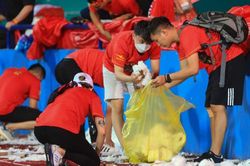Khán đài ngập rác sau trận U23 Việt Nam - U23 Philippines: CĐV nán lại dọn dẹp cùng nhân viên vệ sinh