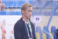 Kỳ lạ như cầu thủ kiêm HLV Keisuke Honda: Campuchia thắng đậm U23 Lào nhưng không cười, mặt luôn ngầu