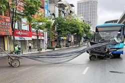 Sau vụ xe chở sắt đâm xe buýt, Chủ tịch Hà Nội yêu cầu xử lý nghiêm xe tự chế