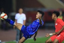 Thắng đậm Singapore, U23 Thái Lan lên ngôi đầu bảng