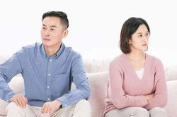 Nửa đêm không thấy chồng và con gái 1 tháng tuổi đâu, tôi chạy ra phòng khách thì bật khóc trước cảnh tượng trước mắt