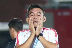 HLV U23 Singapore xin lỗi cổ động viên sau trận thua 0-5