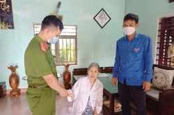 Công an xã đội mưa đến từng nhà trả CCCD cho người già