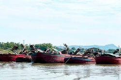 Hà Tĩnh: Phát hiện 6 sà lan khai thác cát trái phép trên sông