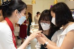 Giá vàng tiếp tục 'chìm sâu'