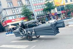 'Rùng mình' xe tự chế chở hàng cồng kềnh trên đường Hà Nội
