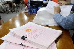 Có địa phương đến 90% người dân phải 'lót tay' khi làm sổ đỏ