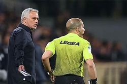 HLV Mourinho chỉ trích trọng tài sau thất bại của Roma
