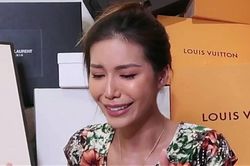 Minh Tú khóc 'sưng cả mắt' vì hành động này của fan