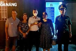 Biên phòng cửa khẩu cảng Đà Nẵng trả lại tài sản cho du khách