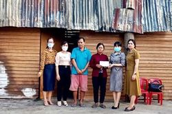 Hỗ trợ gia đình hội viên phụ nữ bị cháy nhà ở xã Ia Trok