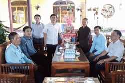 Lãnh đạo huyện Cát Tiên thăm, tặng quà nhân dịp Lễ Phật đản năm 2022