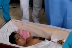 Đập nắp quan tài đòi... sống lại