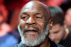 Tyson thoát nguy cơ tù tội vụ xô xát trên máy bay