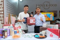 Phan Văn Đức xuất hiện tại gian hàng K-Food trong ngày hội chào mừng SEA Games 31