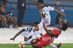Chết cười tình huống Ronaldo của U23 Indonesia một đòn đốn ngã 2 cầu thủ đối phương
