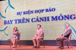 Cuộc cách mạng lần hai của sân khấu tư nhânNgay sau khi sân khấu Hoàng Thái Thanh công bố thay đổi phương cách hoạt động để tìm lối đi mới, sân khấu Hồng Vân cũng bắt đầu bước vào giai đoạn hoạt động mới. Như song hành, sân khấu Thế giới trẻ - đơn vị đang