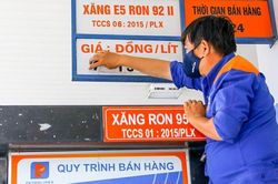 Giá xăng tiếp tục tăng, RON95 tiến sát mốc 30.000 đồng/lít