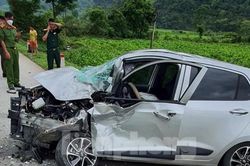 Kinh hoàng tảng đá lở từ trên núi cao làm nát đầu ô tô