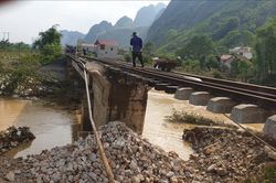 Khó khăn khắc phục sự cố tuyến đường sắt Hà Nội - Đồng Đăng
