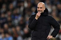 Guardiola phản pháo Evra: 'Cậu ta muốn mở đường trở lại MU làm việc'