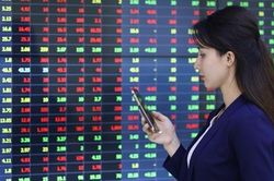 Thanh khoản cạn kiệt dù VN Index tái lập mốc 1.300 điểm