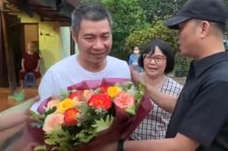Sau thời gian dưỡng bệnh, NSND Công Lý đi diễn trở lại, khoảnh khắc hội ngộ khiến ai nấy đều xúc động
