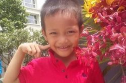 Bất ngờ cuộc sống của cậu bé lượm ve chai hồn nhiên xếp dép cho bạn cách đây 6 năm