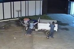 Clip 2 đối tượng thản nhiên trộm xe ba gác