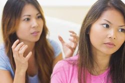 Thấy cô thu mua phế liệu tội nghiệp, tôi gọi vào cho ít đồ, để rồi bàng hoàng khi cô ấy tháo mũ xuống