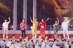 Lễ khai mạc SEA Games 31: Tùng Dương, Hồng Nhung cùng Oplus hát 'Let's shine'