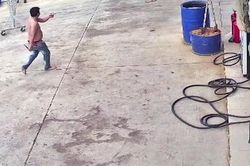 Hóc Môn: Một nhân viên cây xăng bị đâm bằng kéo