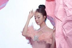 Jennifer Phạm đẹp tựa nàng tiên với đầm sắc màu rực rỡ