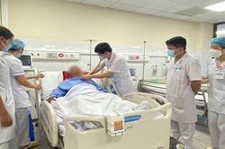 Hái nhầm lá ngón về đun nước uống, hai vợ chồng nhập viện khẩn, một người nguy kịch