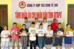 Đoàn Kinh tế-Quốc phòng 385 hỗ trợ hơn 2 tấn gạo nếp cho người dân tỉnh Attapeu